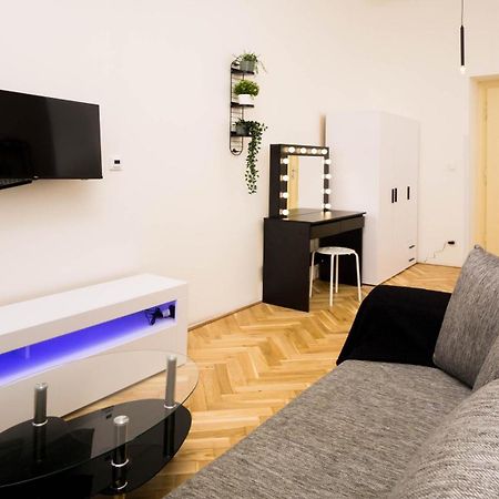 Black & White Apartment Prague By Wenceslas Square And Muzeum Εξωτερικό φωτογραφία